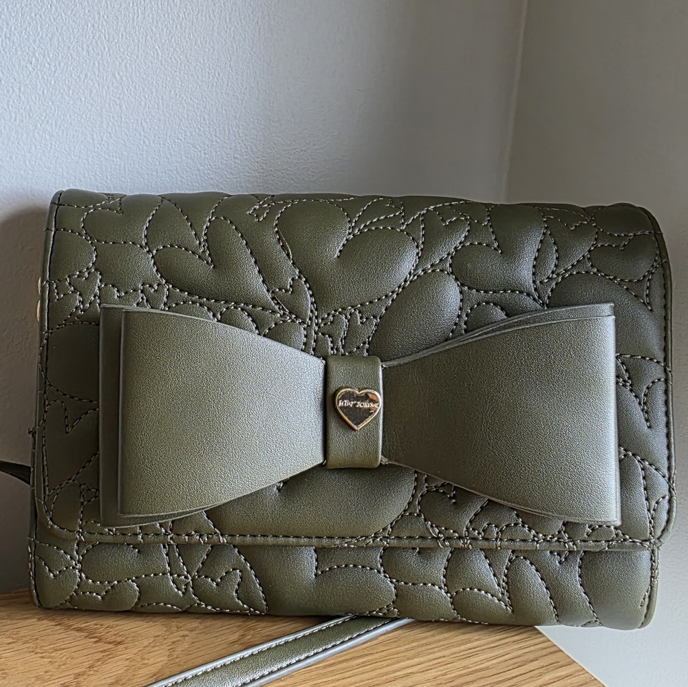 Betsy Johnson Olive Green And GOLD CHAIN Quilted Bow Wallet/handbag